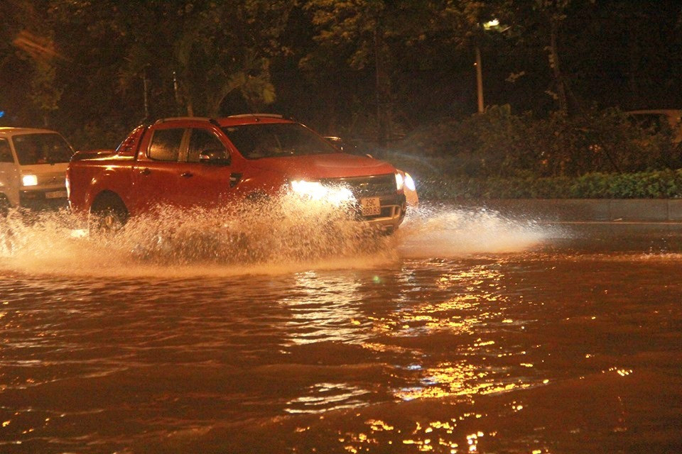 Tuy các phương tiện lưu thông nhiều nhưng do lòng được khá rộng nên không xảy ra tình trạng ùn tắc.