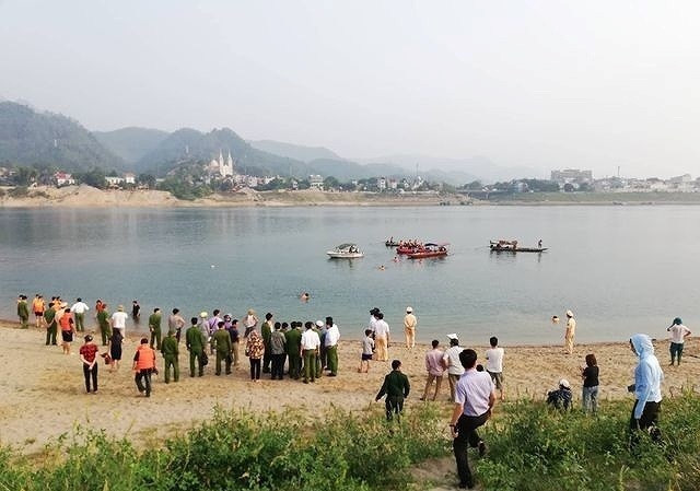 Đất thủy điện Hòa Bình liên tiếp các vụ trẻ đuối nước thương tâm Dat thuy dien Hoa Binh lien tiep cac vu tre duoi nuoc thuong tam