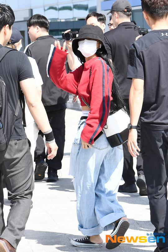 Sắp tới, Hwasa cùng 2 thành viên khác là Solar và Moon Byul sẽ sang Mỹ tham gia chương trình Zach Sang Show, đồng thời họ còn biểu diễn tại sự kiện KCON 2019 LA. MAMAMOO thành lập năm 2014 với ca khúc đầu tiên là Mr. Ambiguous gây ấn tượng với khán giả và giới trong nghề. Đầu năm nay họ phát hành đĩa nhạc White Wind. Gần đây MAMAMOO khá đắt show, thường xuyên biểu diễn trong và ngoài nước. Trong show diễn mà MAMAMOO tham dự ở Indonesia còn có một đại diện của Việt Nam là ca sĩ Bích Phương.