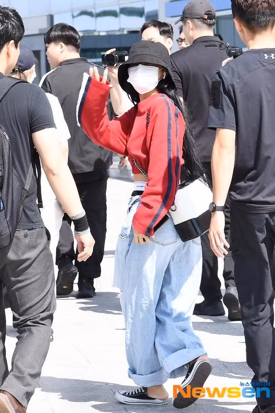 Sắp tới, Hwasa cùng 2 thành viên khác là Solar và Moon Byul sẽ sang Mỹ tham gia chương trình Zach Sang Show, đồng thời họ còn biểu diễn tại sự kiện KCON 2019 LA. MAMAMOO thành lập năm 2014 với ca khúc đầu tiên là Mr. Ambiguous gây ấn tượng với khán giả và giới trong nghề. Đầu năm nay họ phát hành đĩa nhạc White Wind. Gần đây MAMAMOO khá đắt show, thường xuyên biểu diễn trong và ngoài nước. Trong show diễn mà MAMAMOO tham dự ở Indonesia còn có một đại diện của Việt Nam là ca sĩ Bích Phương.