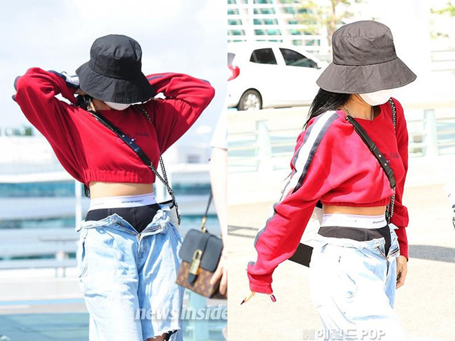 Diện phong cách quần không khóa nhưng Hwasa dường như không lo sợ gặp sự cố, cô vẫn điềm tĩnh tiến vào sân bay cùng nhóm. MAMAMOO theo đuổi phong cách gợi cảm nên Hwasa thường xuyên xuất hiện với diện mạo sexy. Nhưng đây là lần đầu tiên rapper 24 tuổi táo bạo để hở nội y.