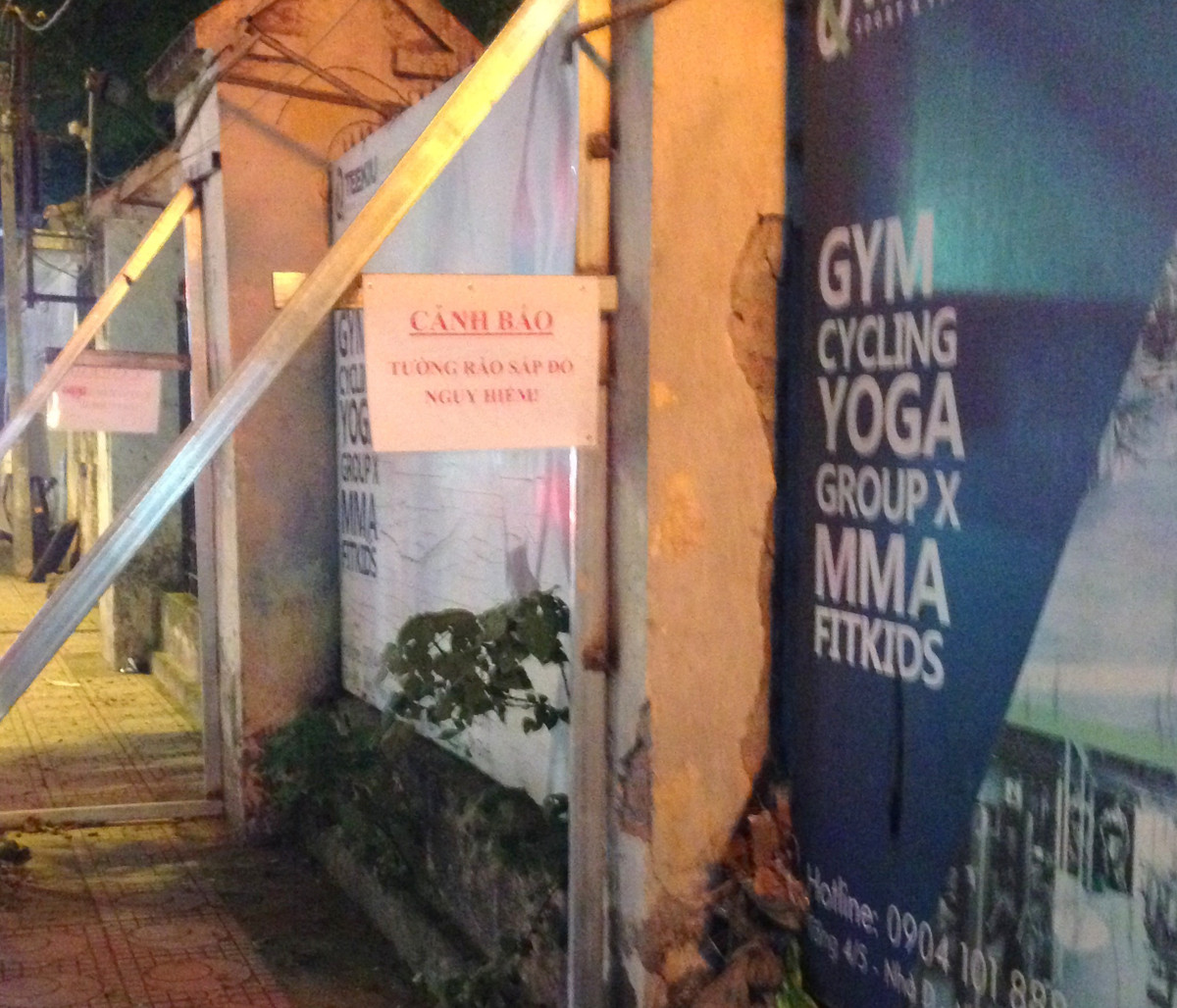 Bức tường xuống cấp trầm trọng và xuất hiện nhiều vết rạn nứt.