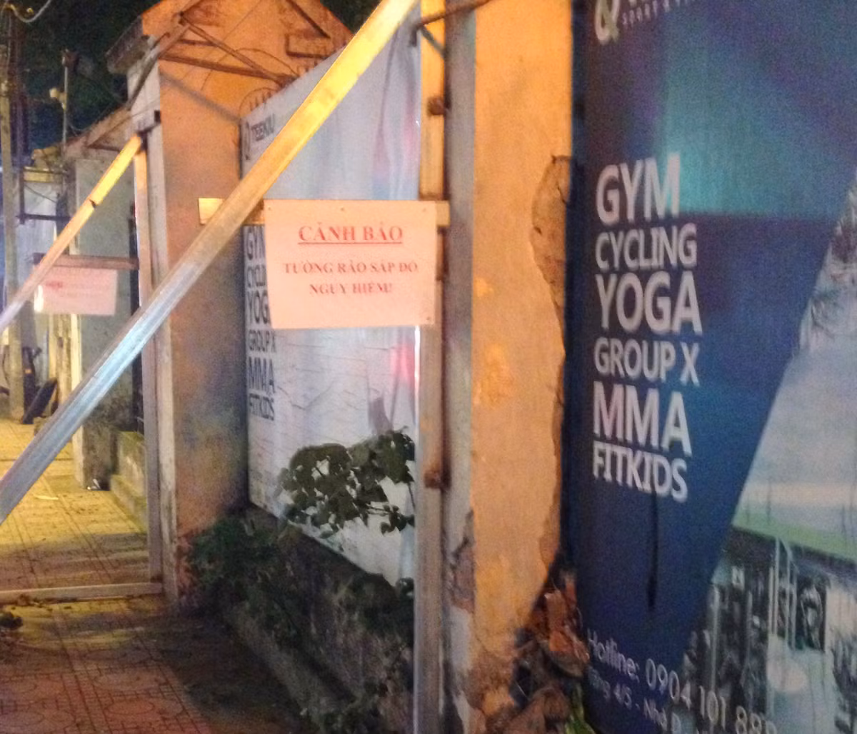 Bức tường xuống cấp trầm trọng và xuất hiện nhiều vết rạn nứt.