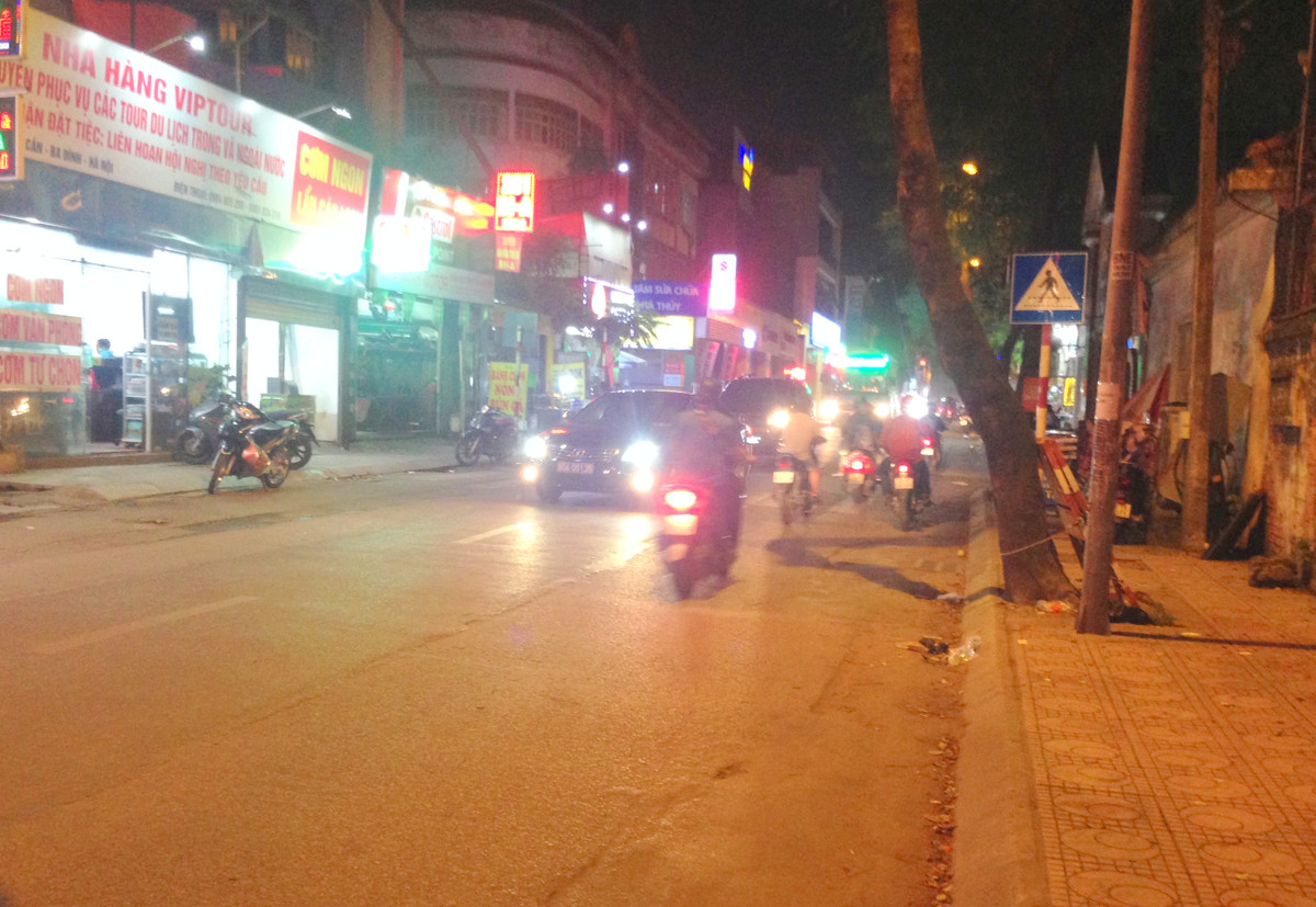 Được biết, tuyến phố này có rất đông người qua lại, nhất là vào khung giờ cao điểm nên sẽ rất nguy hiểm nếu tường bất ngờ đổ sập xuống, mặc dù đã được khắc phục tạm thời bằng cách cột dây và hàn những nạng sắt chống khu vực bên ngoài.