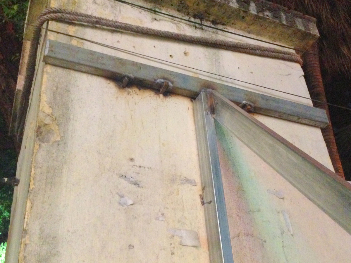 Những chiếc nạng sắt được gắn cố định với cột tường.