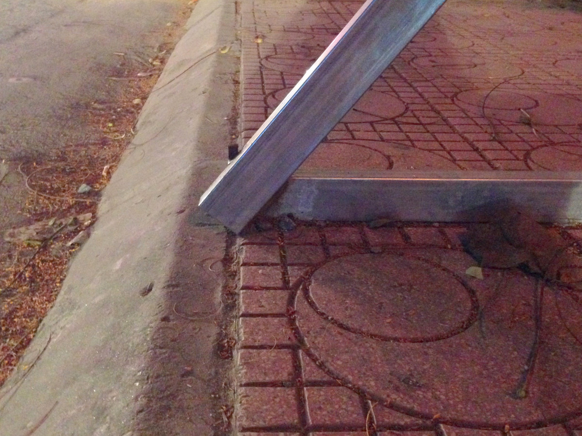 Nạng sắt được hàn gắn chắc với một thanh sắt nhỏ cắm ngay dưới vỉa hè.