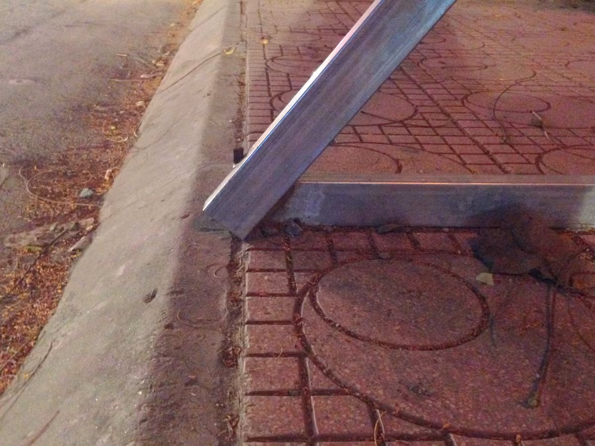 Nạng sắt được hàn gắn chắc với một thanh sắt nhỏ cắm ngay dưới vỉa hè.