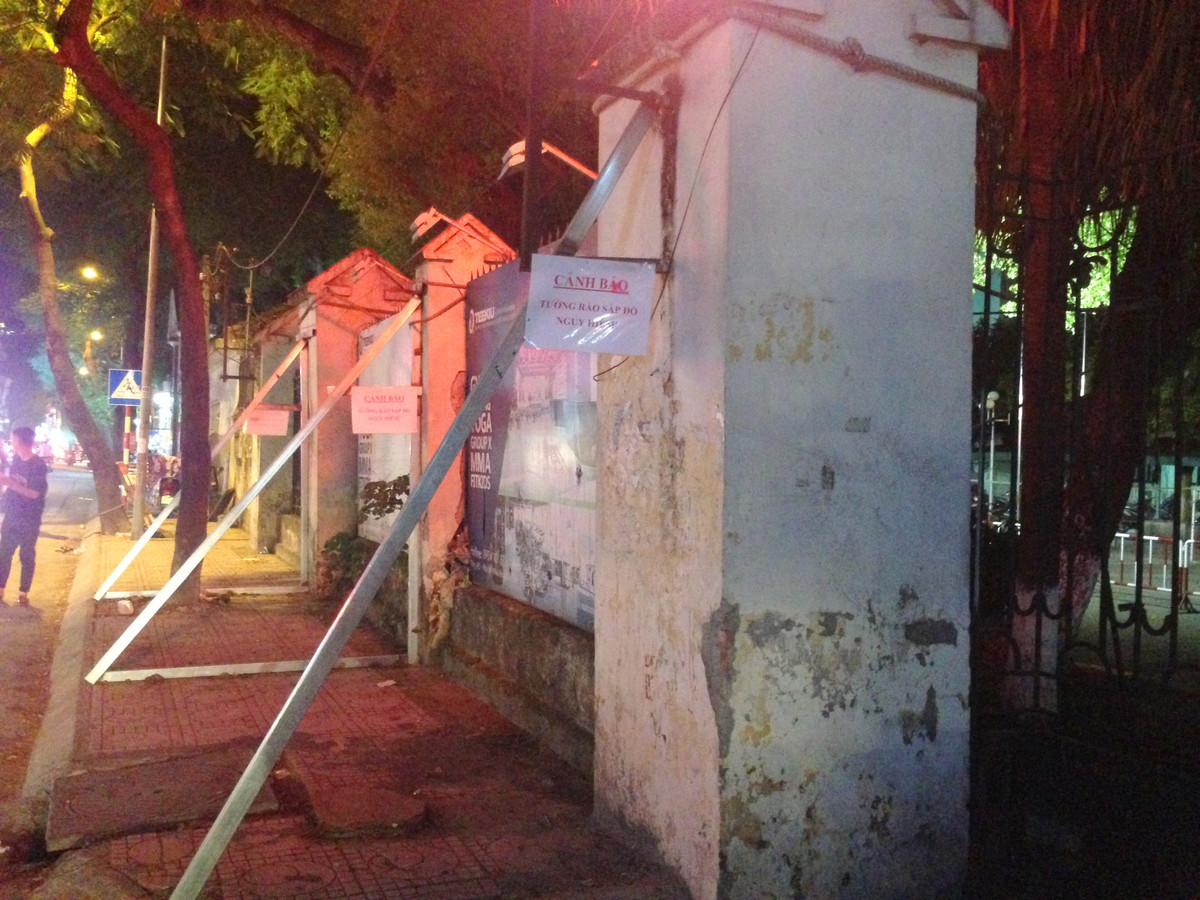 Theo anh Nguyễn Văn Khánh (Chủ cửa hàng kinh doanh nước ở phố Đội Cấn) cho biết: "Những cái nạng sắt được bảo vệ của nhà khách La Thành tiến hành buộc dây và hàn gắn tạm thời trước khi cơn bão số 3 chuẩn bị đổ bộ vào để đảm bảo an toàn cho người dân đi qua gần bức tường".