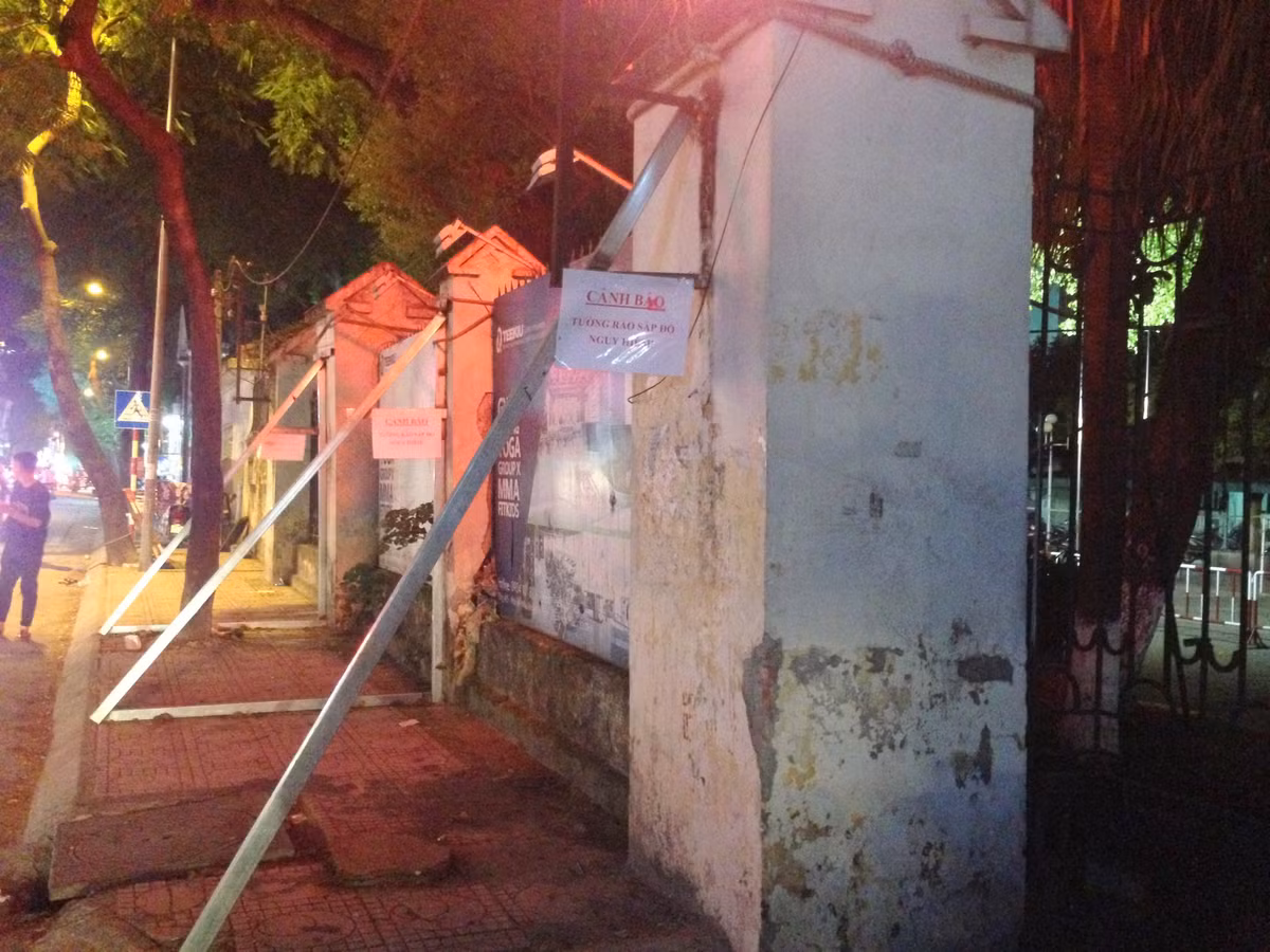 Theo anh Nguyễn Văn Khánh (Chủ cửa hàng kinh doanh nước ở phố Đội Cấn) cho biết: "Những cái nạng sắt được bảo vệ của nhà khách La Thành tiến hành buộc dây và hàn gắn tạm thời trước khi cơn bão số 3 chuẩn bị đổ bộ vào để đảm bảo an toàn cho người dân đi qua gần bức tường".