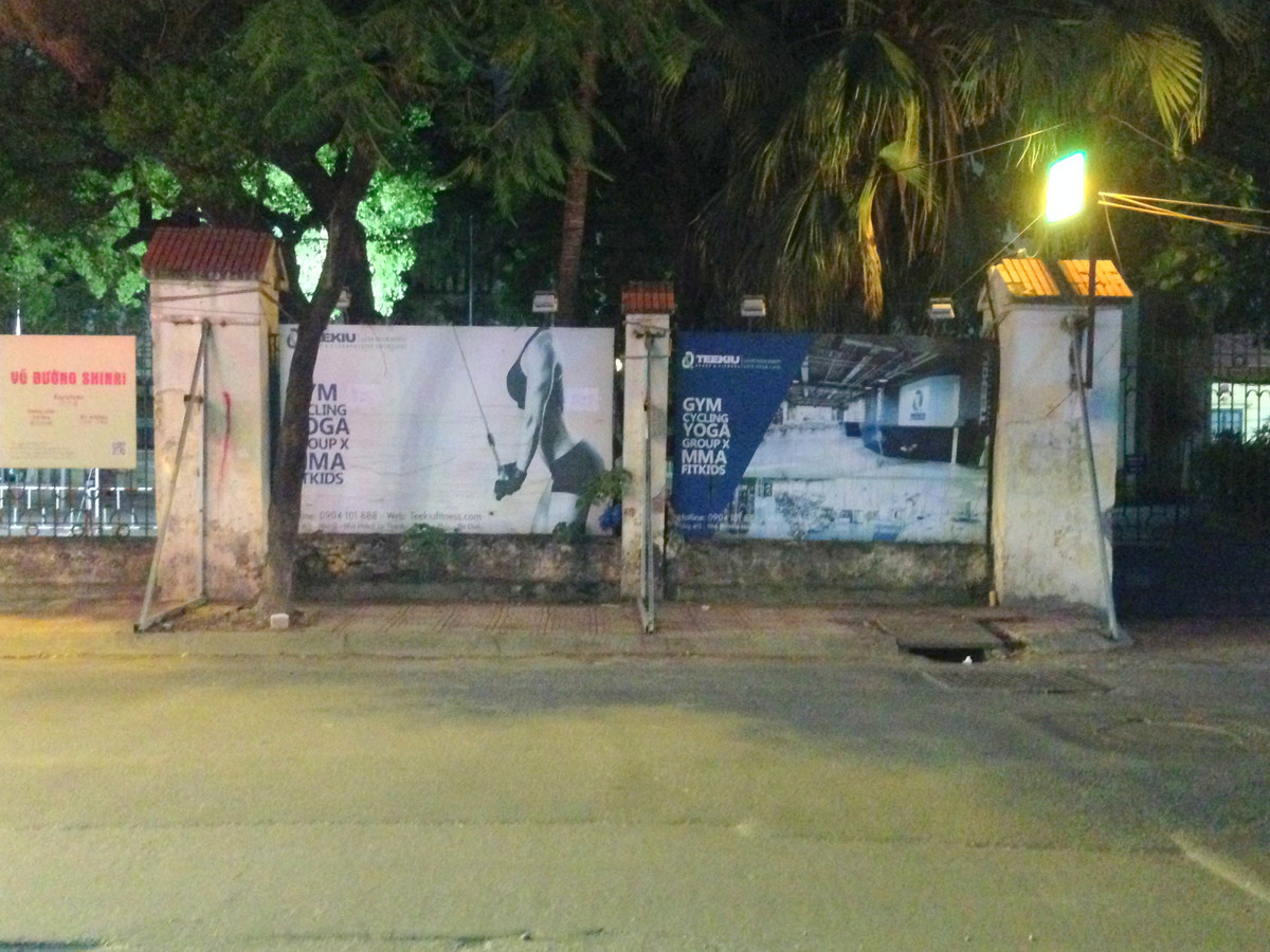 Theo ghi nhận của PV Kiến Thức, cho thấy bức tường bao thuộc khuôn viên nhà khách La Thành nằm trên phố Đội Cấn, quận Ba Đình, Hà Nội có chiều dài khoảng 50m trong đó có khoảng 15m đang phải "chống nạng" sắt ngăn chặn tường đổ sập xuống để đảm bảo an toàn cho người dân.