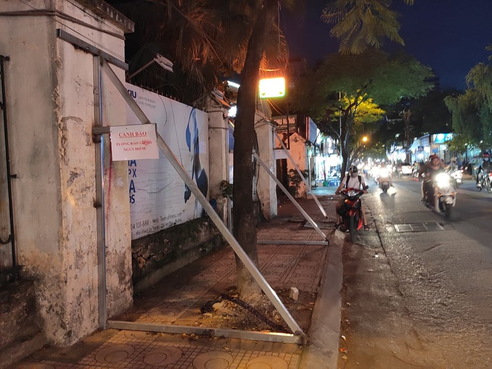 Bức tường nhà khách La Thành đang phải chống nạng sắt tạm thời có chiều dài khoảng 15m.