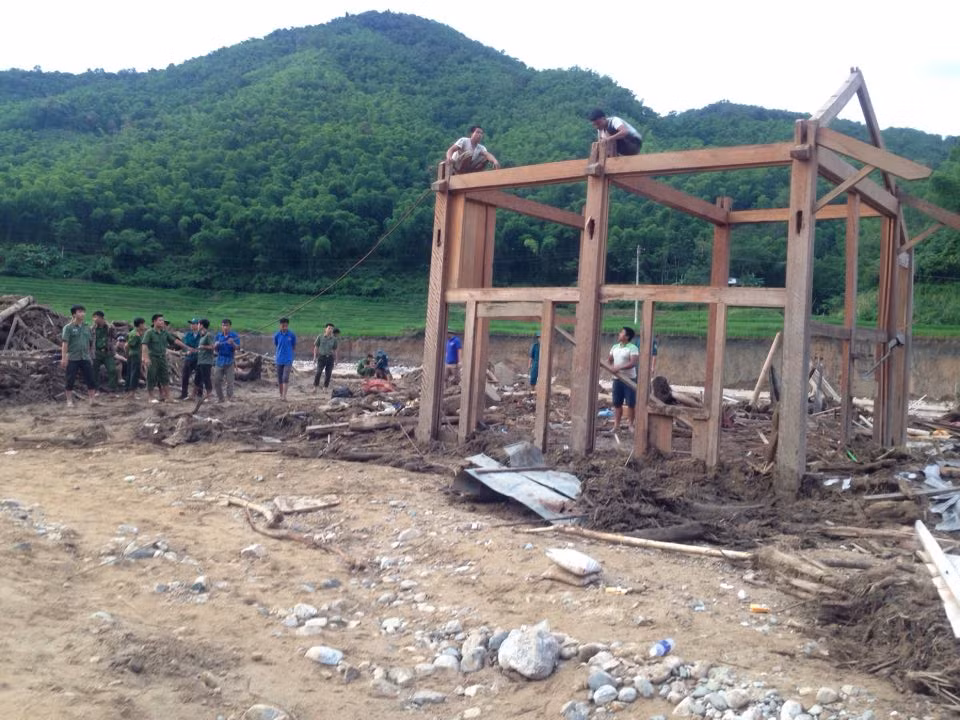 Nguoi dan ong ke lai phut sinh tu khi cuu 8 nguoi khoi dong nuoc lu-Hinh-3