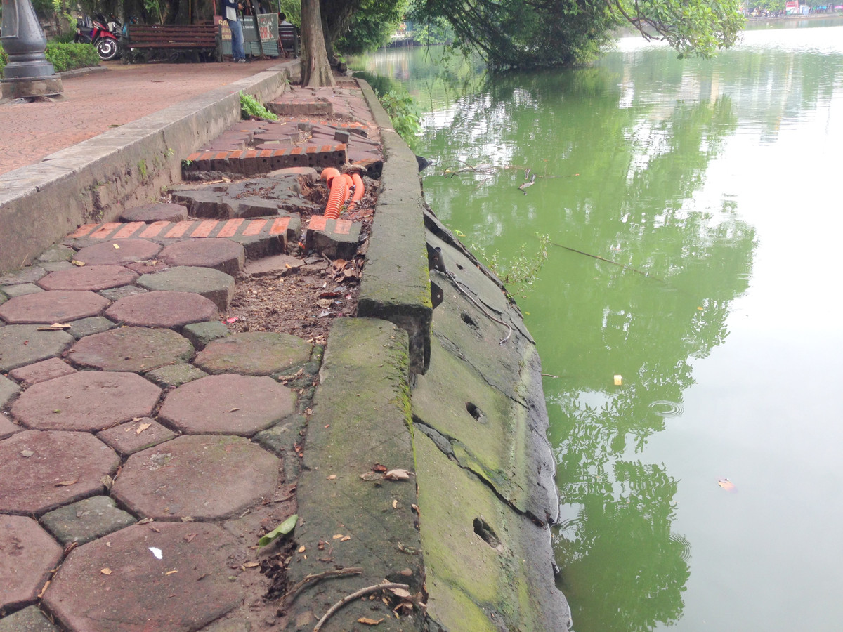 Ngoài ra, nhiều đoạn kè cũng đang trong tình trạng xuống cấp trầm trọng.