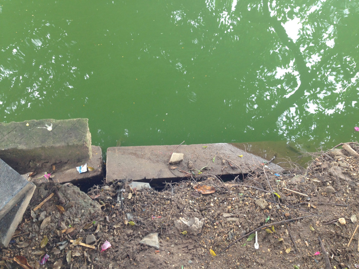 Bờ kè Hồ Gươm bị sụt lún nghiêm trọng.