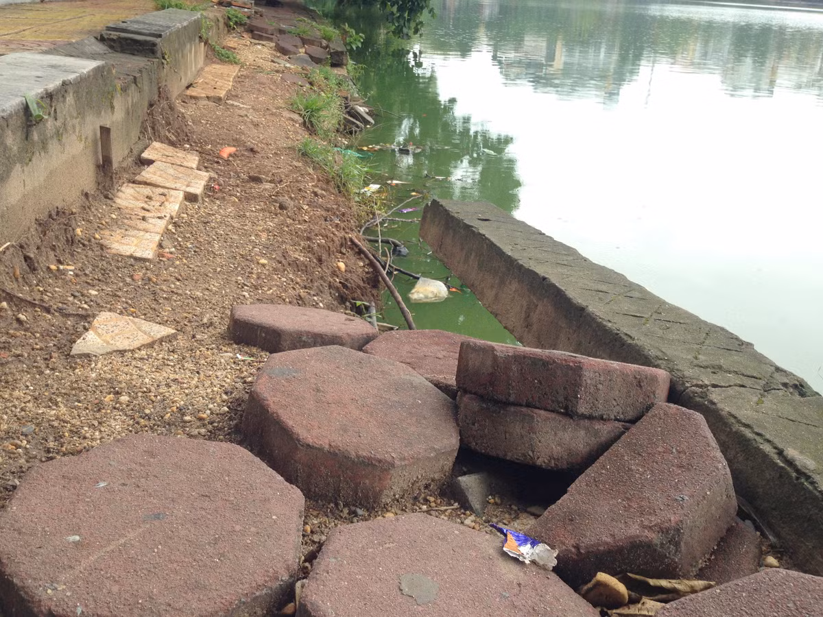 Theo đó, Giám đốc Ban quản lý dự án quận Hoàn Kiếm cho biết, dự kiến, đến quý IV/2019 sẽ tiến hành khởi công cải tạo, chỉnh trang lại khu vực bờ hồ Hoàn Kiếm để đảm bảo an toàn cho người dân và góp phần cải thiện mỹ quan thành phố.