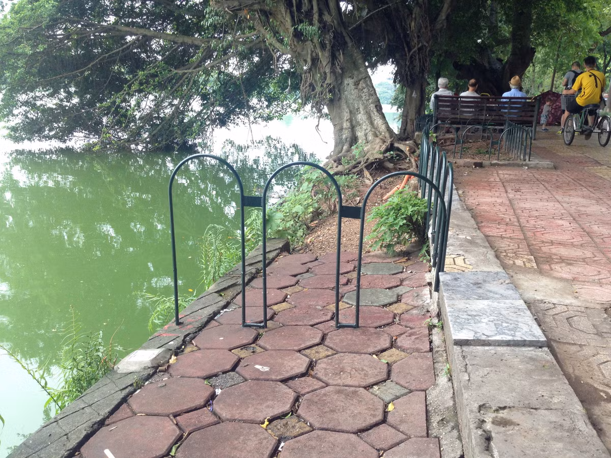 Tổng chiều dài các điểm sạt lở khoảng 200m đã được rào lại.