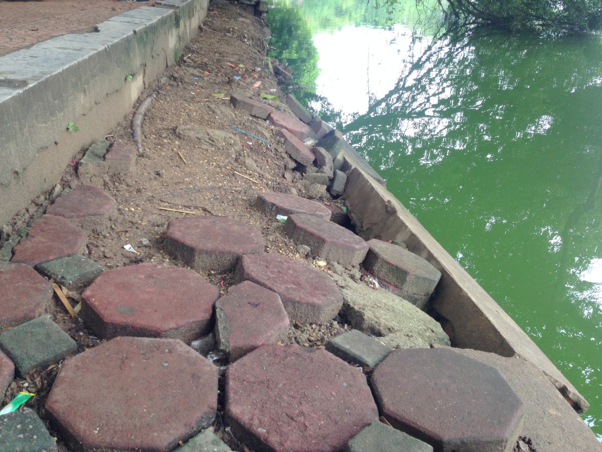 Theo thông tin từ UBND quận Hoàn Kiếm, hệ thống kè xung quanh hồ Hoàn Kiếm được xây dựng từ lâu, chưa được đầu tư cải tạo nên đã có hiện tượng lún sụt từ trước năm 2017. Đến nay, hệ thống kè xung quanh hồ đã xuống cấp, nhiều vị trí đã mất chân kè dẫn đến hệ thống đường dạo sát mép hồ nhiều điểm bị lún sụt.