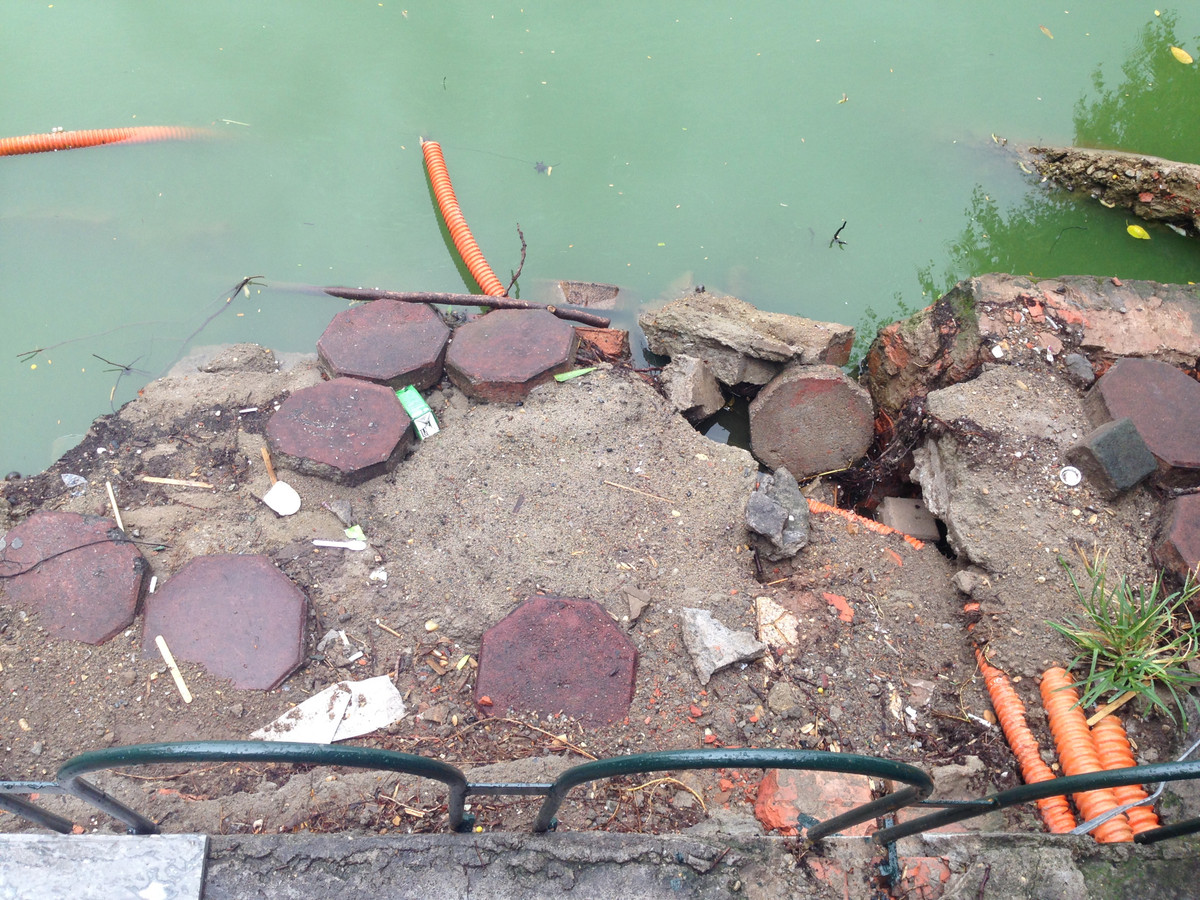 Tuy nhiên, việc lắp hàng rào chắn bằng sắt để đảm bảo an toàn cho người dân và du khách khi dạo quanh khu vực Hồ Gươm chỉ là phương án tạm thời.