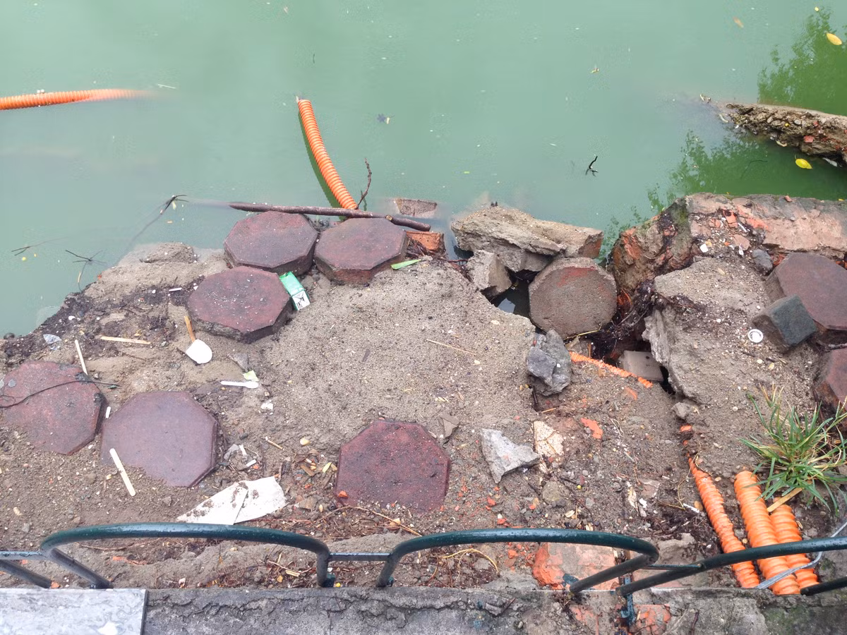 Tuy nhiên, việc lắp hàng rào chắn bằng sắt để đảm bảo an toàn cho người dân và du khách khi dạo quanh khu vực Hồ Gươm chỉ là phương án tạm thời.