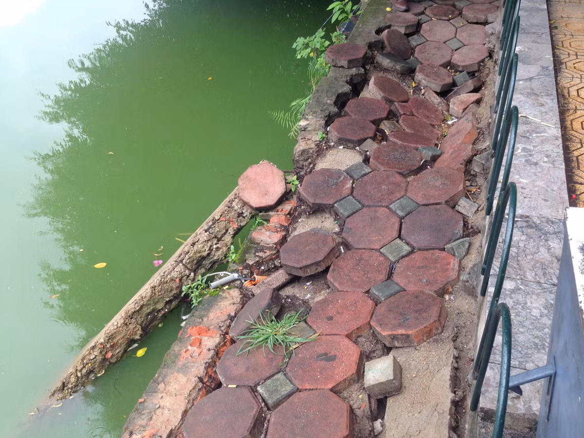 Hàng rào vật liệu bằng sắt cao khoảng 40cm được gia cố gắn chắc vào vỉa hè.