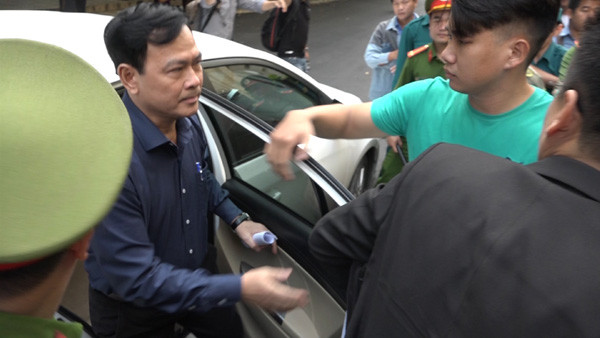 Nguyen Huu Linh sam so be gai trong thang may khang an, keu oan