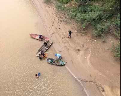 De lai xe va con nho, mot phu nu nhay xuong song tu tu