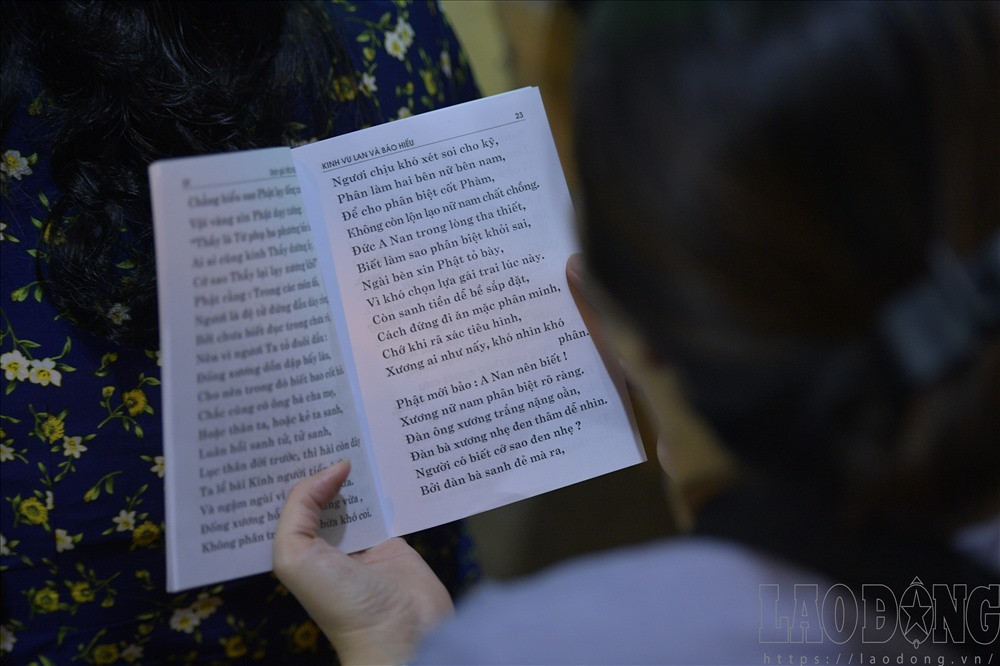 So với mọi năm, lượng người đổ về chùa Phúc Khánh năm nay không đông bằng.