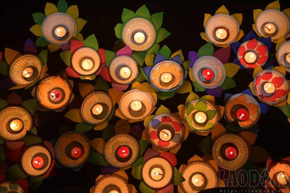 Hàng trăm chiếc đèn hoa đăng sáng rực một vùng hồ trong khuôn viên Tổ đình Phúc Khánh.