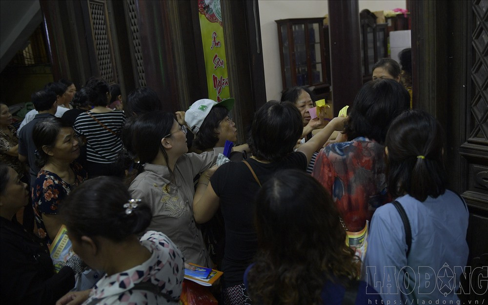 Phật tử và người dân đứng nhận lộc sau buổi lễ.