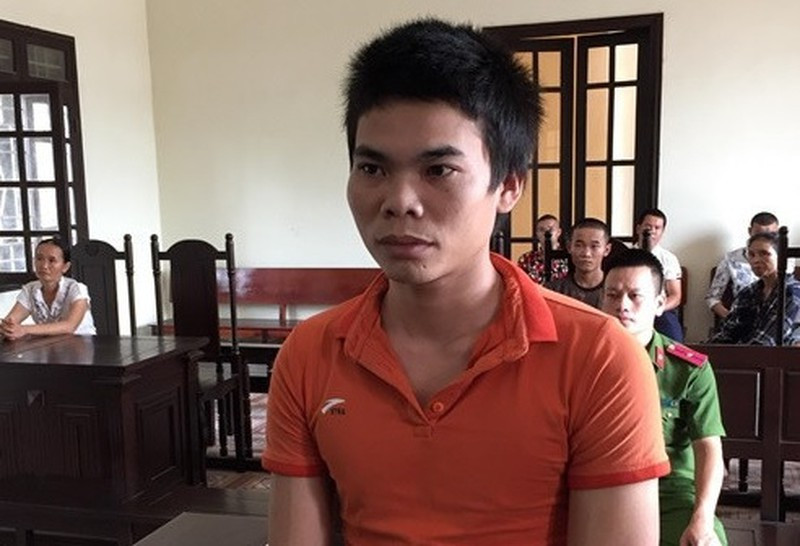  6. Lừa bạn ngủ say rồi hiếp dâm mẹ bạn: Vụ việc xảy ra vào tối ngày 2/2/2019, do anh L.V.Q ( Trú tại Miêu Nung, Nghĩa Đức, Nghĩa Đàn, Nghệ An) mời Lục Văn Bằng (SN 1994, quê ở Nghĩa Đức, Nghĩa Đàn, Nghệ An) cùng một số người bạn đến lán của mẹ mình là bà L.T.H (SN 1975) để uống rượu. Sau khi uống hết rượu, cả nhóm đi uống bia rồi giải tán. Bằng đã rủ Q về nhà mình ngủ rồi lẻn sang hiếp dâm bà H.