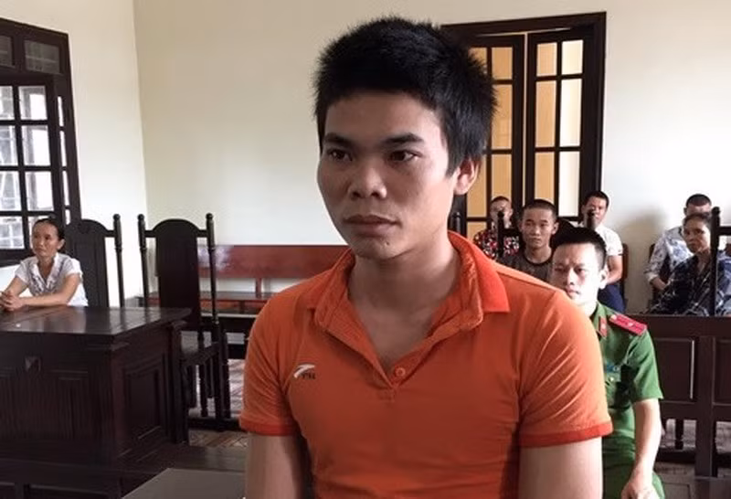  6. Lừa bạn ngủ say rồi hiếp dâm mẹ bạn: Vụ việc xảy ra vào tối ngày 2/2/2019, do anh L.V.Q ( Trú tại Miêu Nung, Nghĩa Đức, Nghĩa Đàn, Nghệ An) mời Lục Văn Bằng (SN 1994, quê ở Nghĩa Đức, Nghĩa Đàn, Nghệ An) cùng một số người bạn đến lán của mẹ mình là bà L.T.H (SN 1975) để uống rượu. Sau khi uống hết rượu, cả nhóm đi uống bia rồi giải tán. Bằng đã rủ Q về nhà mình ngủ rồi lẻn sang hiếp dâm bà H.