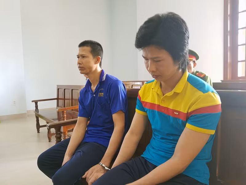  4. Cần Thơ: Bé gái 15 tuổi bị hai chú ruột hiếp dâm nhiều lần: Trong khoảng thời gian từ tháng 8/2018 đến tháng 9/2018 Hồ Tuấn Hùng (39 tuổi) và em ruột là Hồ Văn Đil (28 tuổi) cùng trú tại xã Trung Hưng, huyện Cờ Đỏ đã nhiều lần hiếp hiếm dâm cháu ruột là E (15 tuổi). (Ảnh: Vietnamnet)