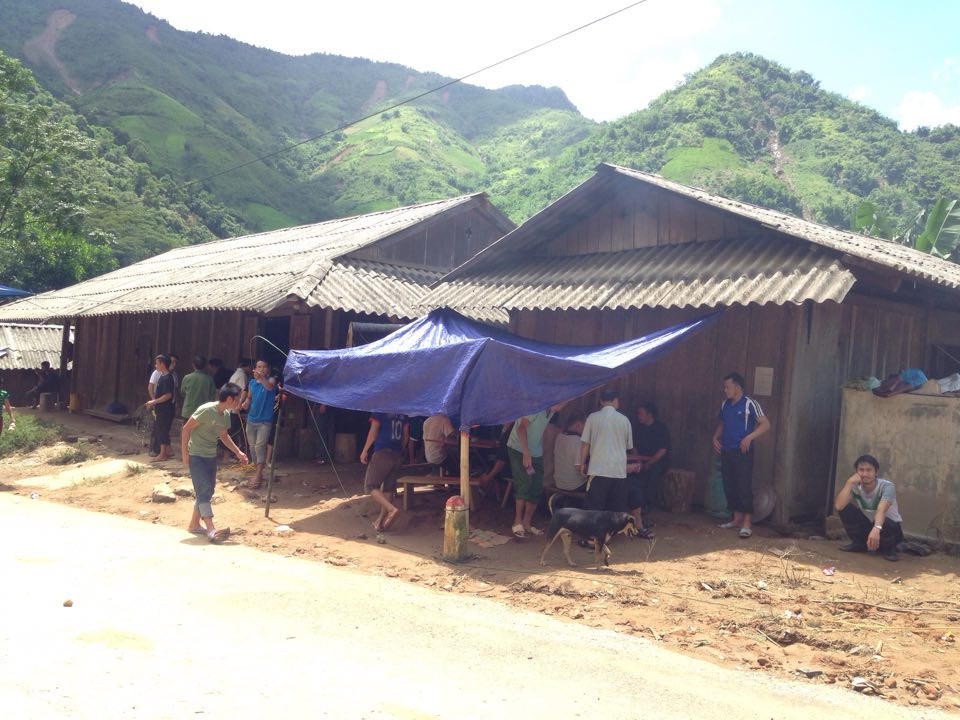 Cong an xa hy sinh khi giup dan chay lu: Vo con khoc ngat trong dam tang