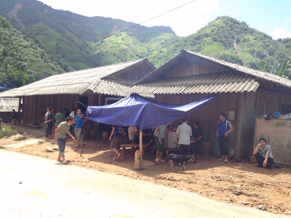 Cong an xa hy sinh khi giup dan chay lu: Vo con khoc ngat trong dam tang