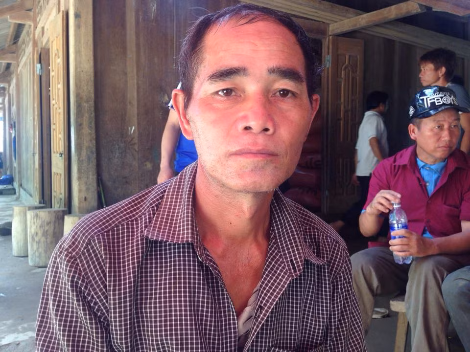 Cong an xa hy sinh khi giup dan chay lu: Vo con khoc ngat trong dam tang-Hinh-2