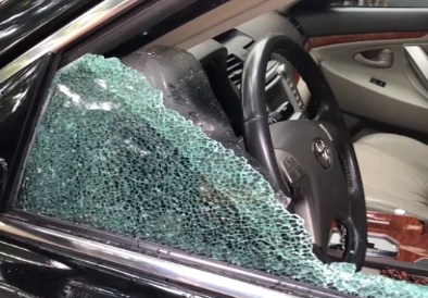 Hiện trường ô tô sau khi bị kẻ trộm phá vỡ kính.