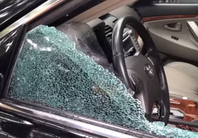 Hiện trường ô tô sau khi bị kẻ trộm phá vỡ kính.