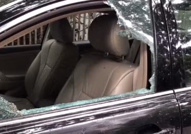 Ngày 31/8, ông Đàm Trọng Lập - Trưởng Công an xã Vân Canh (huyện Hoài Đức, Hà Nội) xác nhận, trên địa bàn vừa xảy ra vụ việc nhiều xe ô tô bị kẻ gian đập vỡ cửa kính để lấy trộm tài sản.