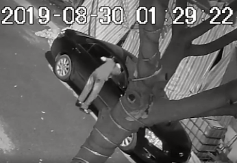 Theo hình ảnh camera ghi lại, hai thanh niên đi xe máy đã lượn quanh khu đô thị và dừng lại ở dãy ôtô đỗ trước cửa nhà của cư dân.