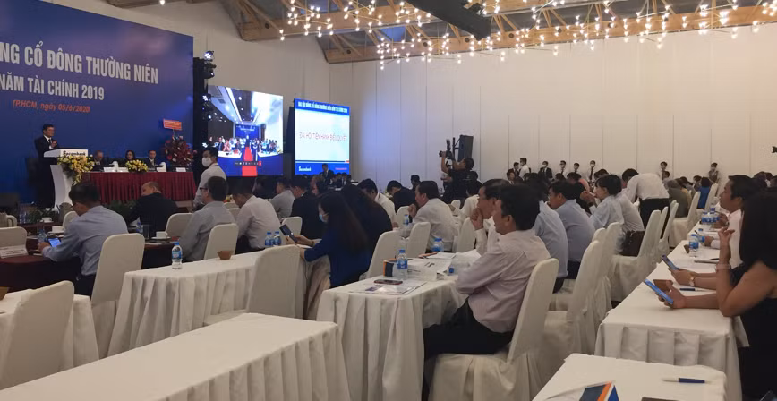 Chu tich HDQT Sacombank Duong Cong Minh: “HDQT chung toi bi tren de duoi bua”-Hinh-2