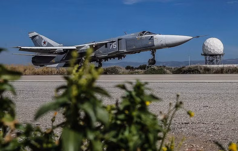 Tuy nhiên đánh giá qua màu sắc của máy bay quân sự, giới chuyên môn nhận định rằng chúng ta thực sự có thể nói đây là các chiến đấu của lực lượng hàng không - vũ trụ Nga.