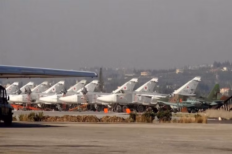 Theo quan sát, trong hình ảnh vệ tinh được trình bày, có thể thấy ít nhất 11 máy bay chiến đấu được cho là đến từ Syria, mà cụ thể là cất cánh từ căn cứ không quân Hmeimim 24 giờ trước đó.