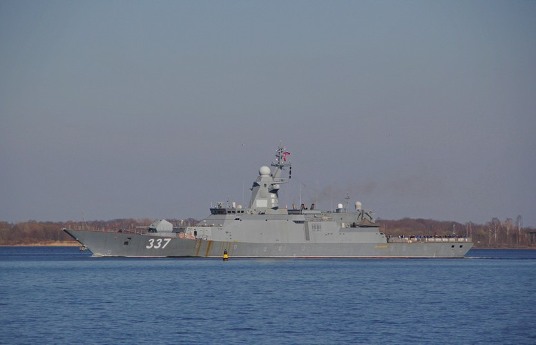 Cảm biến chính của Gremyashchy bao gồm 4 radar mảng pha quét điện tử chủ động (AFAR) quay về 4 góc tương tự như cách bố trí của hệ thống Aegis, cho khả năng bao quát đủ 360 độ và không bị ngắt quãng do phải xoay ăng ten.