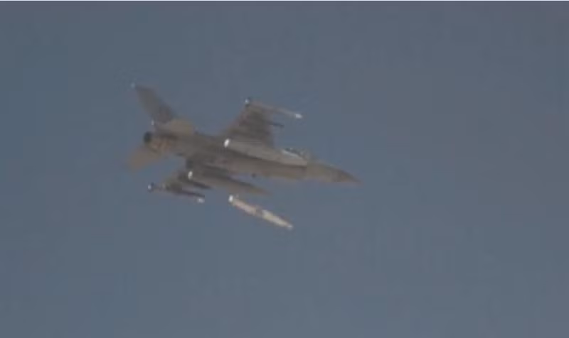 Theo Air Recognition, kế hoạch tích hợp JSM cho tiêm kích F-16 đang được Mỹ đánh giá sau khi Không quân nước này cùng liên doanh nhà sản xuất gồm Kongsberg và Raytheon phối hợp thử nghiệm thành công dòng tên lửa tầm xa tối tân này.