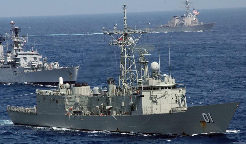 Với chiều dài 136 m, chiều rộng 14 m, lượng giãn nước đầy tải 4.200 tấn, thủy thủ đoàn 176 người, khinh hạm lớp Adelaide có thể được xếp vào phân lớp khu trục hạm cỡ nhỏ.