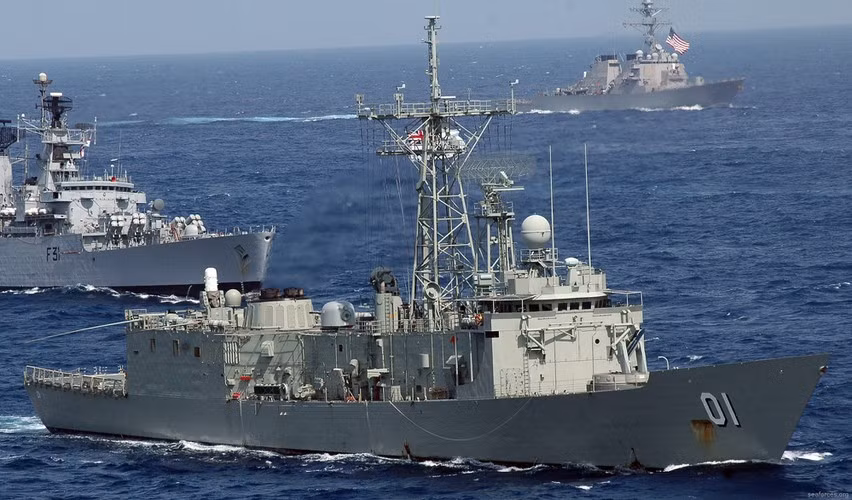 Với chiều dài 136 m, chiều rộng 14 m, lượng giãn nước đầy tải 4.200 tấn, thủy thủ đoàn 176 người, khinh hạm lớp Adelaide có thể được xếp vào phân lớp khu trục hạm cỡ nhỏ.