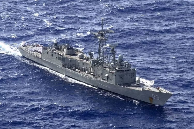 Cặp khinh hạm (frigate) 4.000 tấn trên dự định thay thế hai khu trục hạm phòng không cũ thuộc lớp Latorre do hải quân Hà Lan chế tạo vào những năm 1980 và được Chile mua lại từ năm 2004.