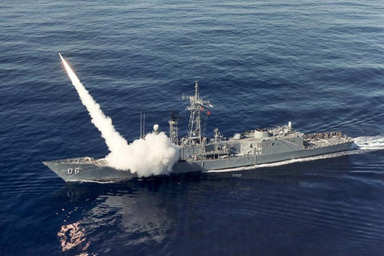 Một số chiến hạm loại này hiện đã được nâng cấp bằng cách lắp bệ phóng thẳng đứng Mk 41 thay cho ray Mk 13 để phóng được tên lửa đối không tầm trung RIM-162 ESSM, hay lắp bổ sung bệ phóng Mk 141 của tên lửa Harpoon vào vị trí sau tháp radar.