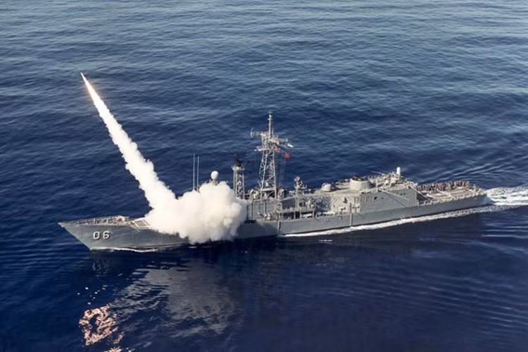 Một số chiến hạm loại này hiện đã được nâng cấp bằng cách lắp bệ phóng thẳng đứng Mk 41 thay cho ray Mk 13 để phóng được tên lửa đối không tầm trung RIM-162 ESSM, hay lắp bổ sung bệ phóng Mk 141 của tên lửa Harpoon vào vị trí sau tháp radar.