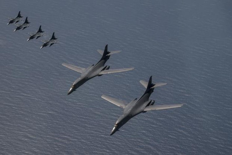 Tuần trước, 5 máy bay ném bom chiến lược B-52H đã bay từ căn cứ không quân trên đảo Guam đến căn cứ không quân Minot, bang North Dakota, chấm dứt việc triển khai quay vòng 6 tháng của không quân ném bom tầm xa đến đảo Guam diễn ra từ năm 2004.